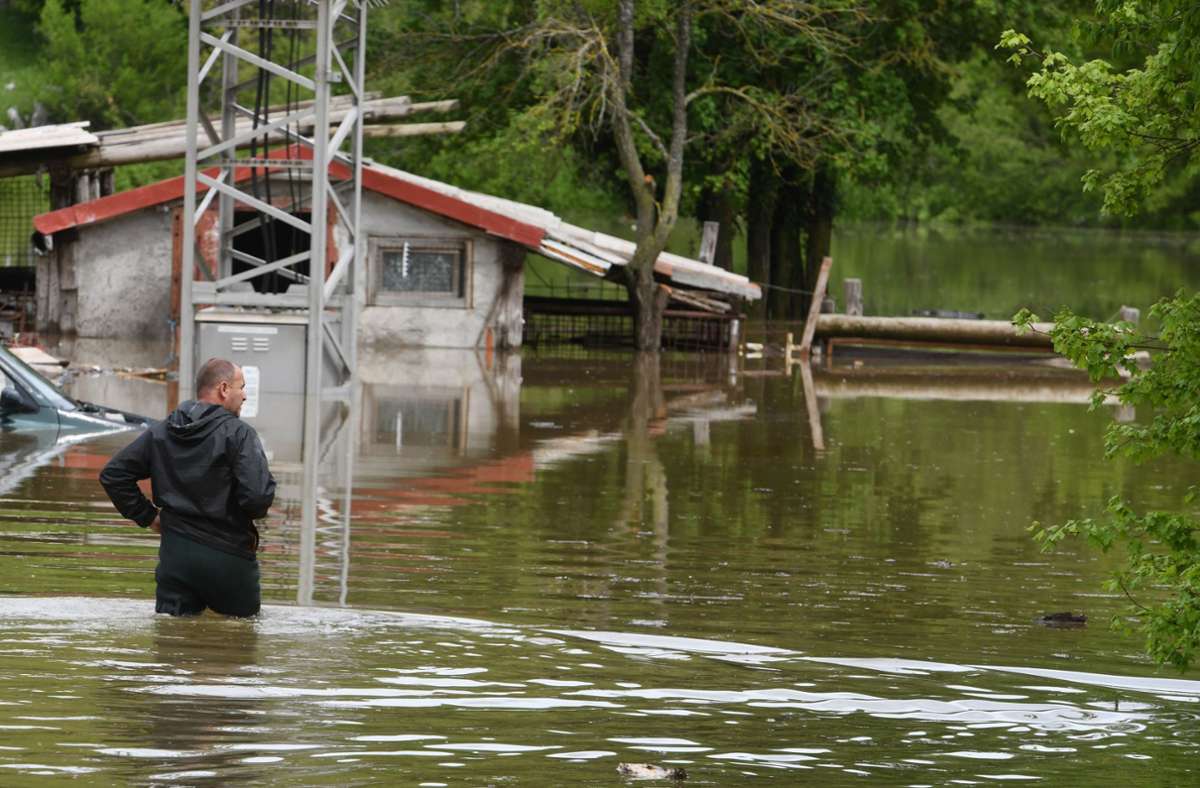 Gracac: Ein Mann steht im Hochwasser einer überschwemmten Region.