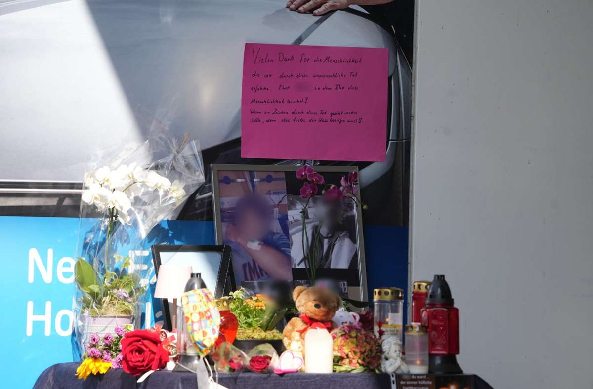 Blumen, Kerzen und Botschaften an das Opfer – die Stadt Idar-Oberstein steht nach dem Mord an einem 20-Jährigen noch unter Schock. Foto: dpa/Thomas Frey