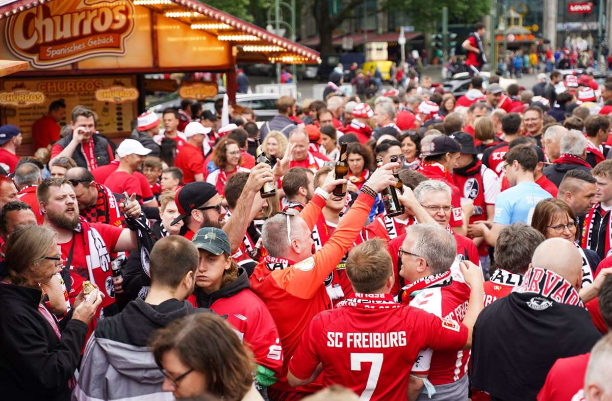 Fans des SC Freiburg feiern vor dem Pokalfinale gegen RB Leipzig auf dem Breitscheidplatz. Foto: dpa/Jörg Carstensen