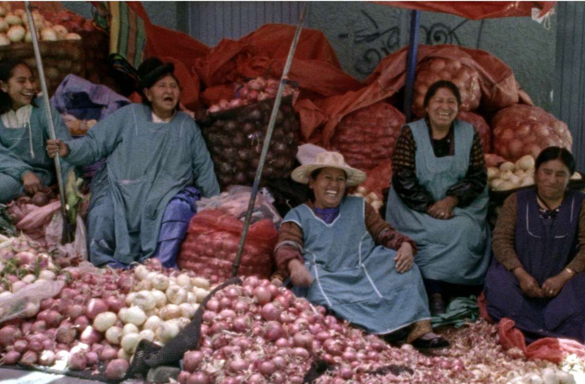 Die bolivianischen Marktfrauen geben den Ton an. Der ehemalige Minenarbeiter Elder arbeitet für sie. Szene  aus dem Film „El gran movimiento“