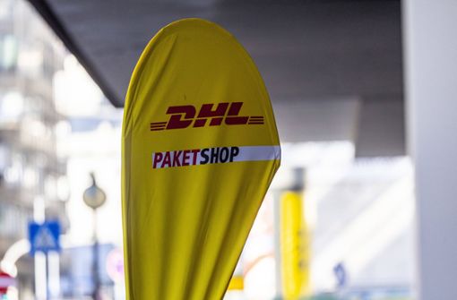 Der Paketversand bei DHL wird teurer. Foto: IMAGO/Arnulf Hettrich