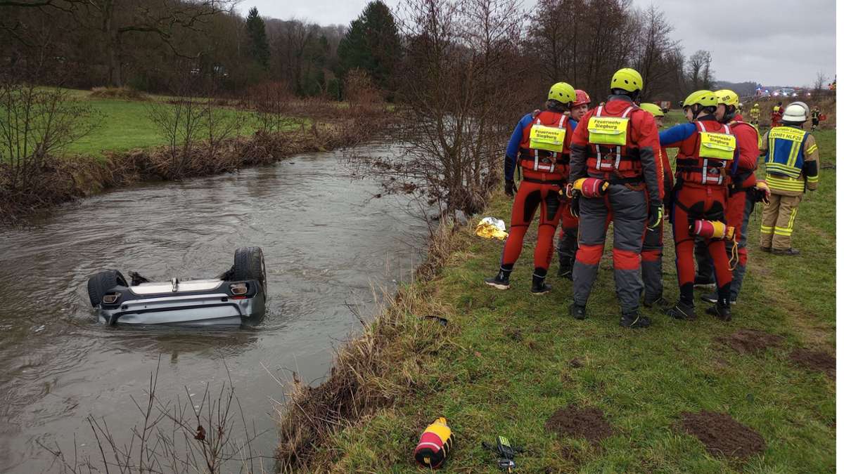 A3 bei Köln: Auto stürzt in Fluss - Fahrer in Lebensgefahr