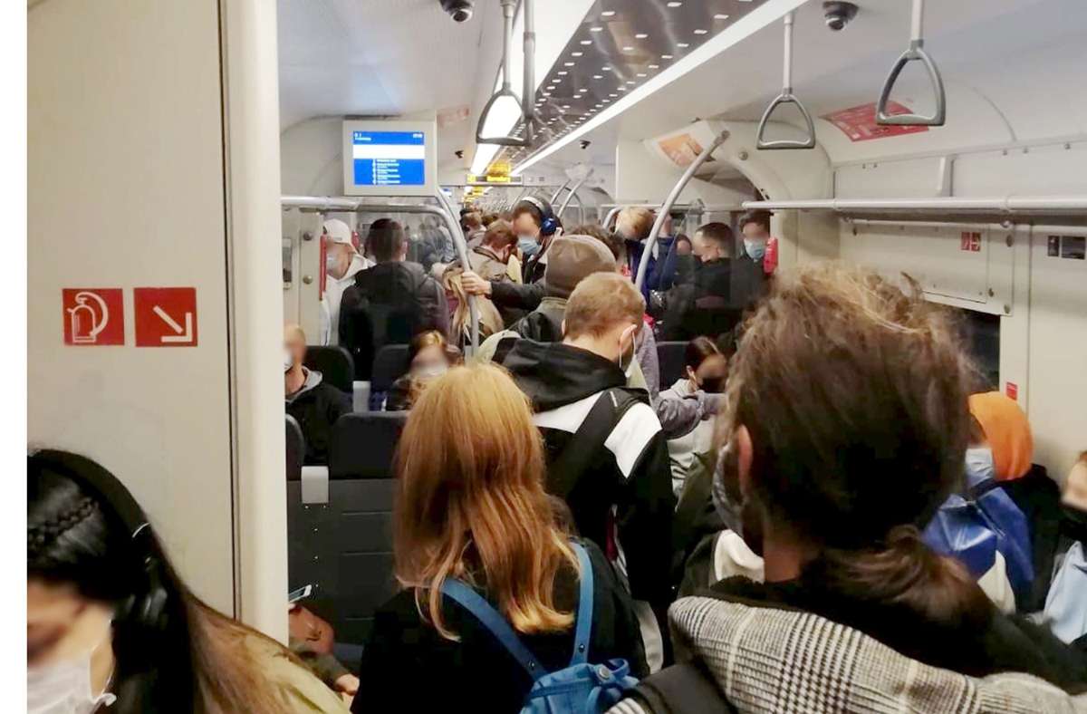 Chaos in   S-Bahnen: „Wenn   halb  Stuttgart bald Corona  hat, liegt’s an   überfüllten Zügen“