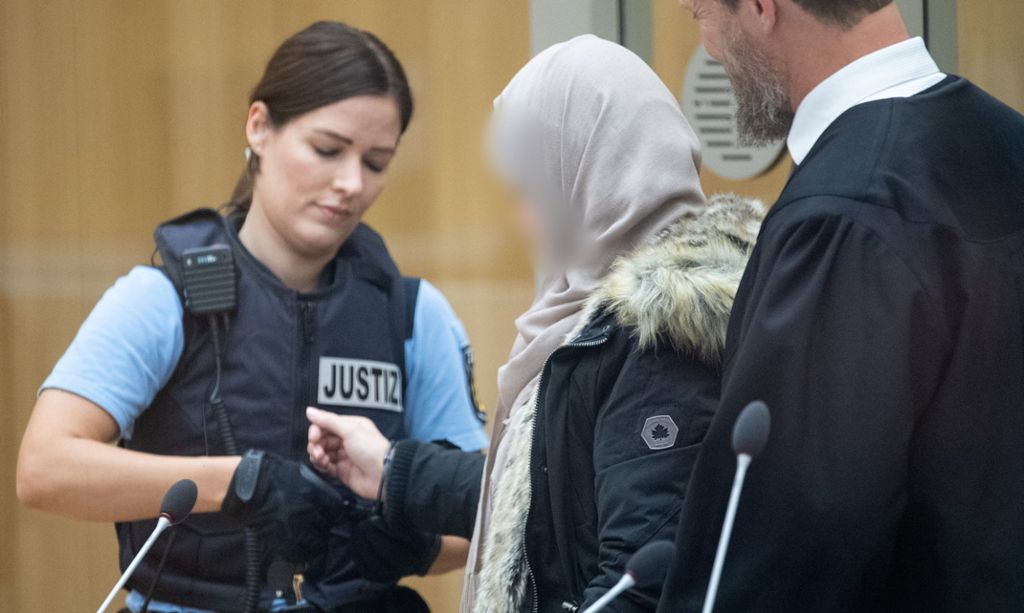 Baden-Württembergerin lebte mit Kämpfer in Syrien: Deutsche IS-Heimkehrerin in Stuttgart vor Gericht