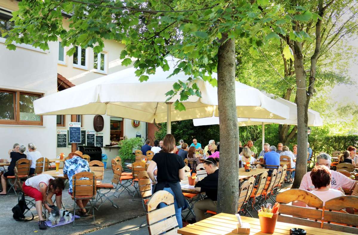 Im Schiller-Biergarten spenden Bäume und Schirme wohltuenden Schatten.