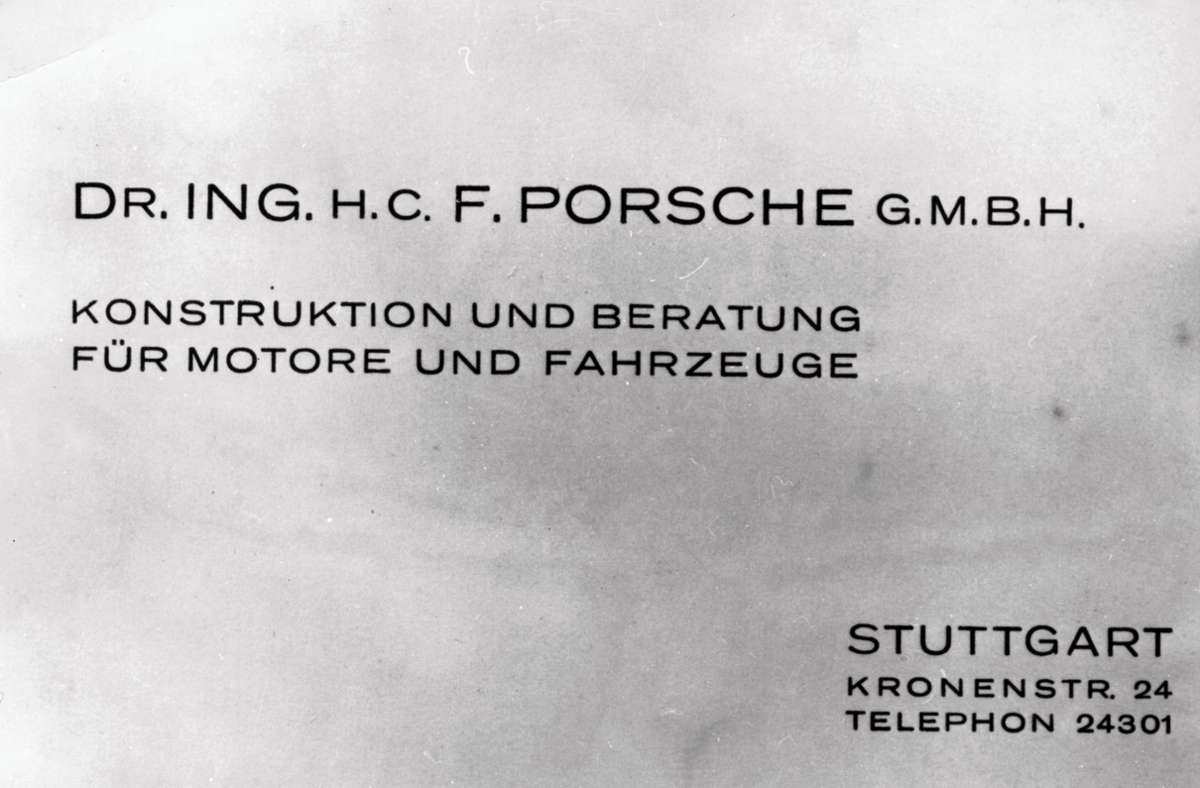 Ferdinand Porsche eröffnete ein Konstruktionsbüro, das am 25. April 1931 als „Dr. Ing. h. c. F. Porsche GmbH, Konstruktion und Beratung für Motore und Fahrzeuge“ mit Sitz in der Stuttgarter Kronenstraße 24 ins Handelsregister eingetragen wurde. Im Bild das Firmenschild.