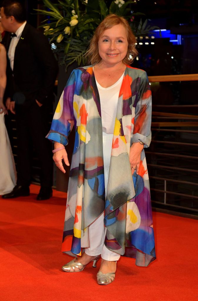Mit einem farbenfrohen Outfit zieht  die Schauspielerin Christine Urspruch die Aufmerksamkeit auf sich.
