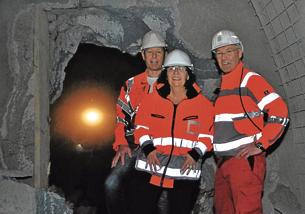 Geschafft: Tunnelpatin Beate Dietrich (Mitte) und zwei Mineure des Wangener Zwischenangriff am Durchschlags-Loch. Fotos: Kuhn