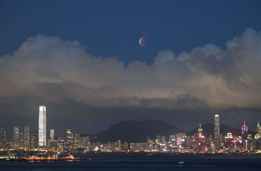Nicht nur der Mond über  Hongkong Foto: dpa/Kin Cheung