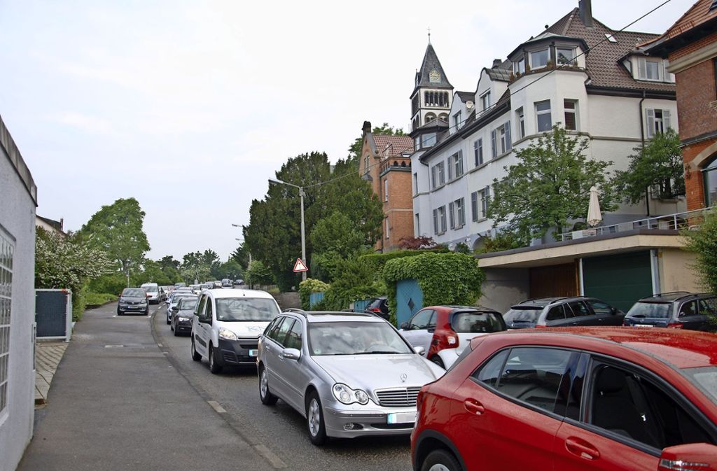 UntertürkheimKilometer langer Stau durch Sperrung der Dietbachstraße und Unfall auf der B 14: Kilometer lange Staus durch die Wohngebiete