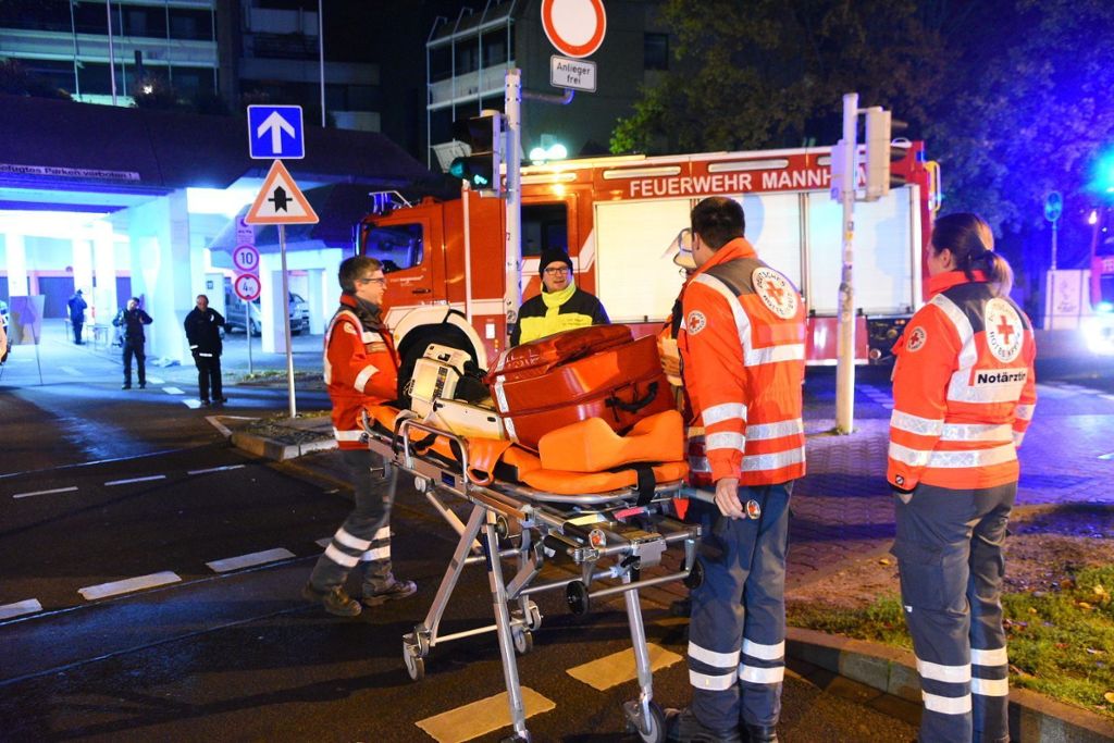 110 Menschen müssen Wohnung verlassen: Hochhausbrand in Mannheim