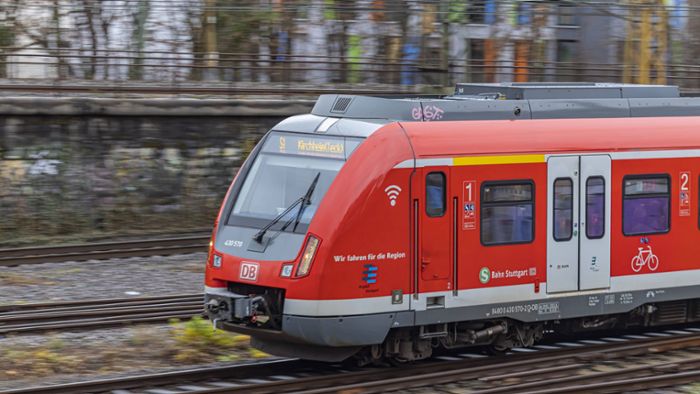 Unbekannter platziert Metallpfosten auf Gleisen – S-Bahn fahruntüchtig