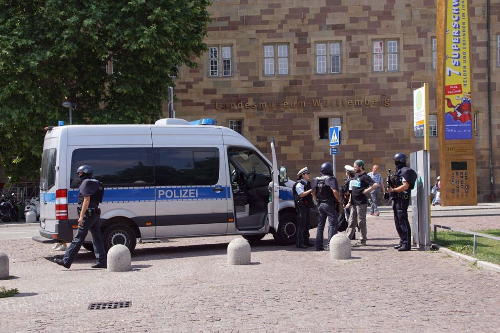 27.6.2018 Wegen eines Zeugenhinweises hat die Polizei den Stuttgarter Schlossplatz gesperrt