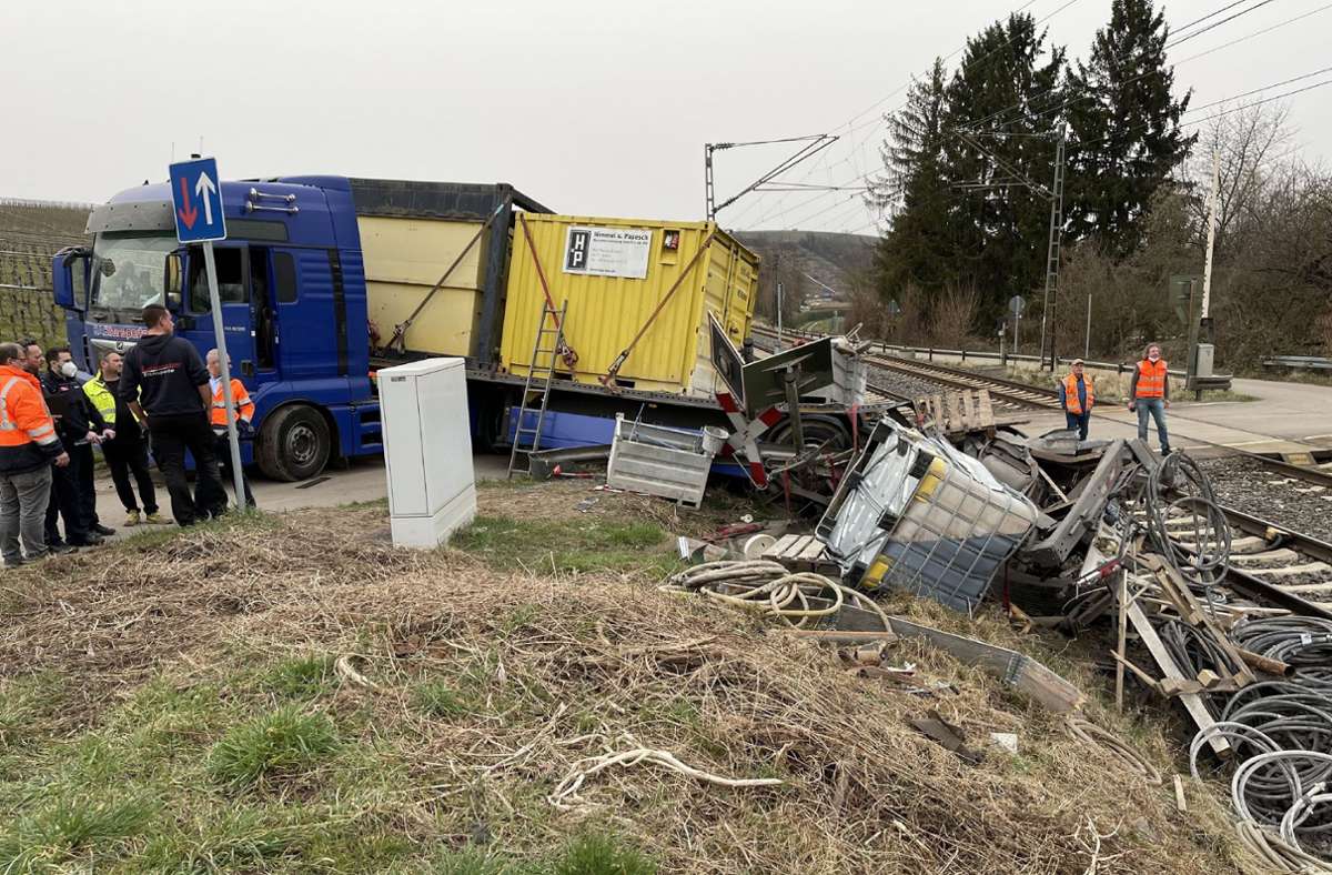 Unfall auf Frankenbahn bei Lauffen: Regionalzug kracht in Sattelauflieger – Bahnstrecke gesperrt
