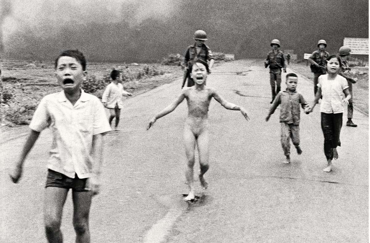 Terror des Krieges: Das Napalmmädchen auf der Straße nach Trang Bang, aufgenommen am 8. Juni 1972 von dem vietnamesischen Fotografen Nick Ut.