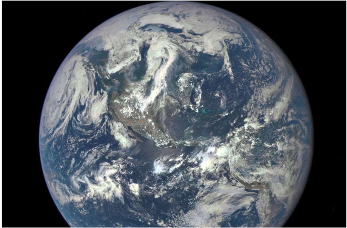 Die Masse der Erde beträgt: 5,975 x 10^24 Kilogramm (= 1 Quadrillion also 5,972 Quadrillionen Kilogramm). Das sind eine Million Milliarden Milliarden oder 5,975 Trilliarden Tonnen.