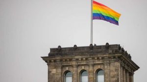 Bundestag hisst erstmals Regenbogenflagge