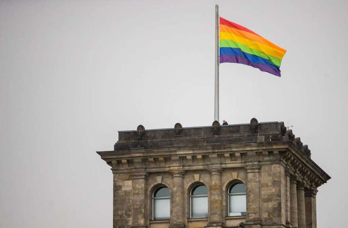 CSD in Berlin: Bundestag hisst erstmals Regenbogenflagge