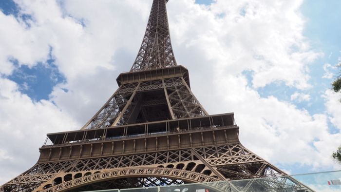 Mehrere Männer vergewaltigen Touristin am Eiffelturm