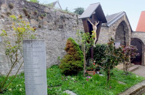Der Alte Friedhof in Hofen an der St. Barbara-Kirche ist über die Wolfgangstraße zu erreichen. Im Bild das Missionskreuz und die Lourdesgrotte. Foto: Iris Frey