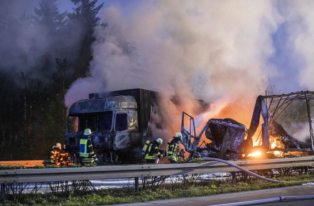 A7 bei Ellwangen: Lkw gehen in Flammen    auf – drei Schwerverletzte bei Unfall