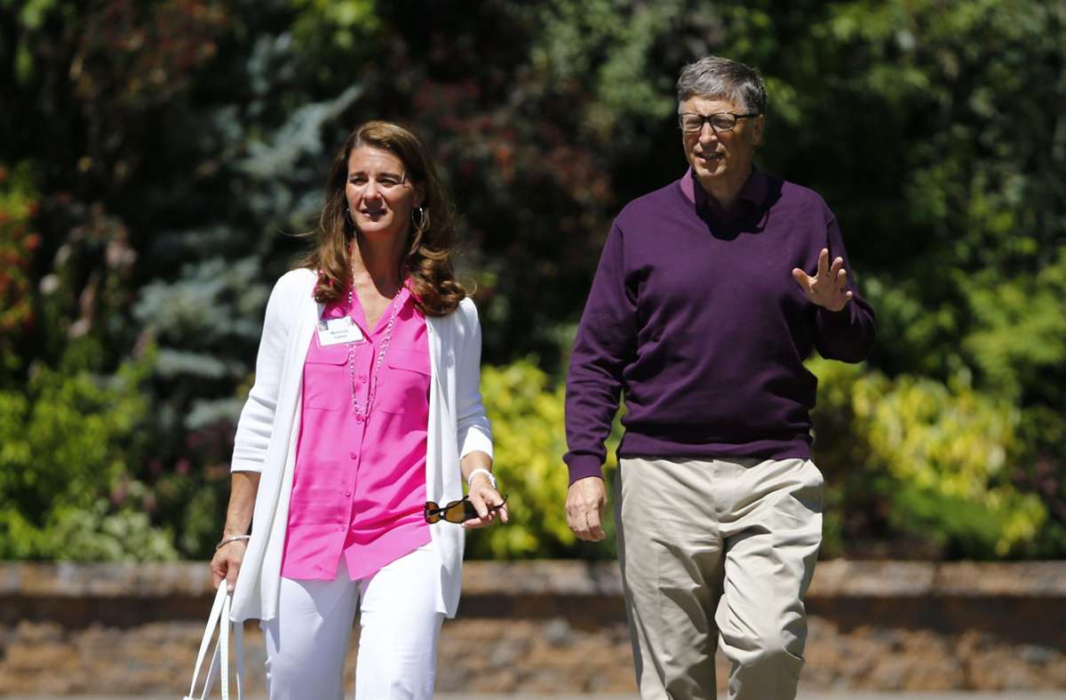 Melinda und Bill Gates. Ihr steht das Pink, ihm der lilafarbene Pullover nicht so ganz. Foto: picture alliance / dpa/Andrew Gombert