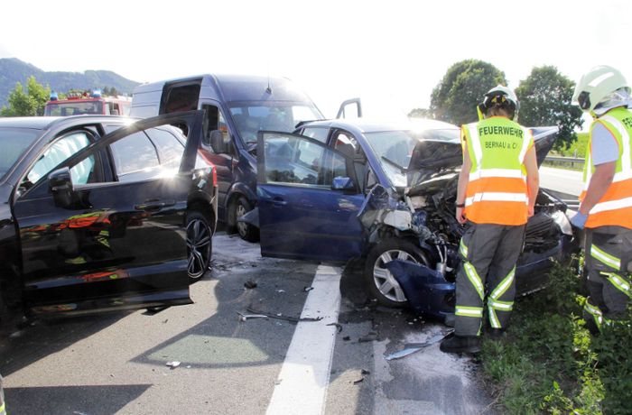A8 in Bayern: Unfall mit drei Fahrzeugen fordert zwölf Verletzte