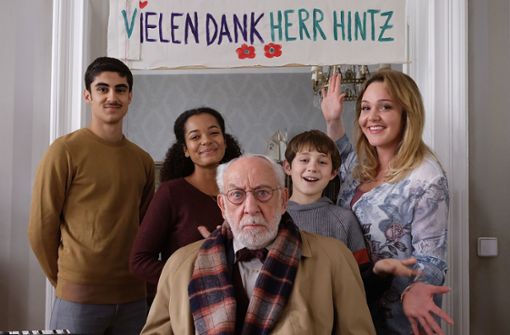 Dank Trixie (Alwara Höfels, rechts) und ihren Kindern entdeckt der pedantische Bildungsbürger Olaf Hintz (Dieter Hallervorden) sein Herz für Menschen. Foto: ZDF/Conny Klein