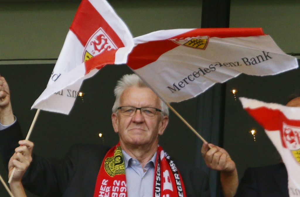 Spielbetrieb der Fußball-Bundesliga: Kretschmann und Söder nennen Bedingungen für Neustart im Fußball
