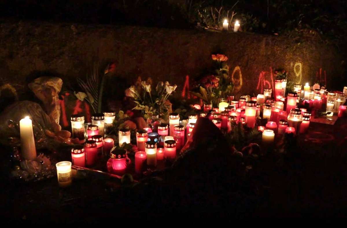 Mit Kerzen gedenken die Menschen den Opfern der Messerattacke in Illerkirchberg. Foto: 7aktuell.de/Kevin Lermer