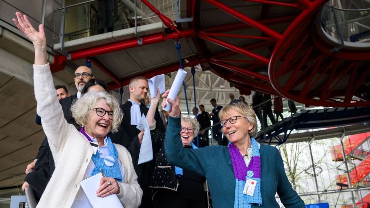 Die Schweizer Klimaseniorinnen freuen sich über das Urteil des Europäischen Gerichtshofs für Menschenrechte in Straßburg. Der mangelnde Klimaschutz der Schweiz habe ihre Menschenrechte verletzt - der EGMR entschied zugunsten der Seniorinnen. Das Urteil könnte ein Präzedenzfall für weitere Klimaklagen sein.