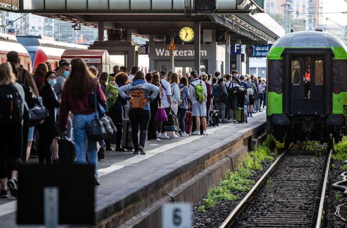 Am Morgen warten in Stuttgart daher zahlreiche Menschen auf den einfahrenden Flixtrain. Viele Reisende sind offenbar auf die Alternative zur Bahn umgestiegen.