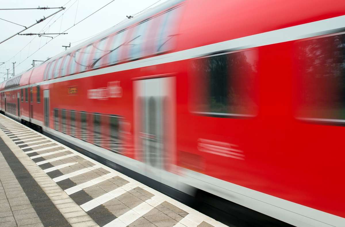 Bayern: Bundespolizistin findet Zweijährige allein in fahrendem Zug