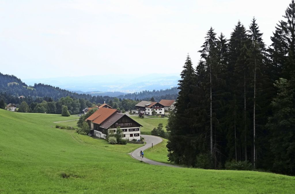Blick vom Pfänderhöhenweg auf den Weiler Hub, eine  beliebte Region auch bei Radlern.