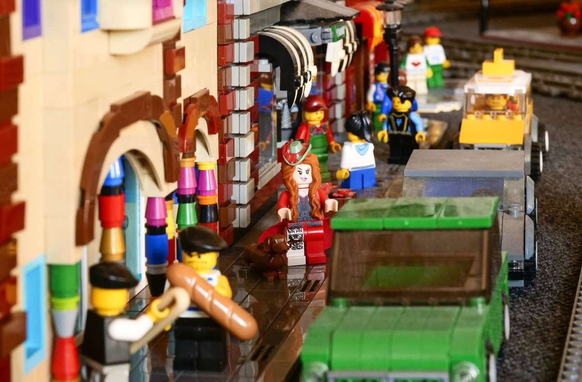 Die Lego-Stadt gehört seit jeher zur Schau im Ludwigsburger Schloss – und wächst stetig. Neu diesmal: ein Hundertwasser-Haus. Foto: Simon Granville