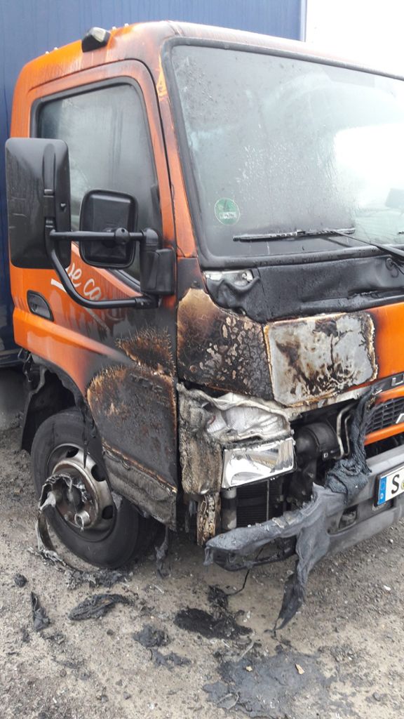 Lastwagen fängt ebenfalls Feuer: Auto ausgebrannt