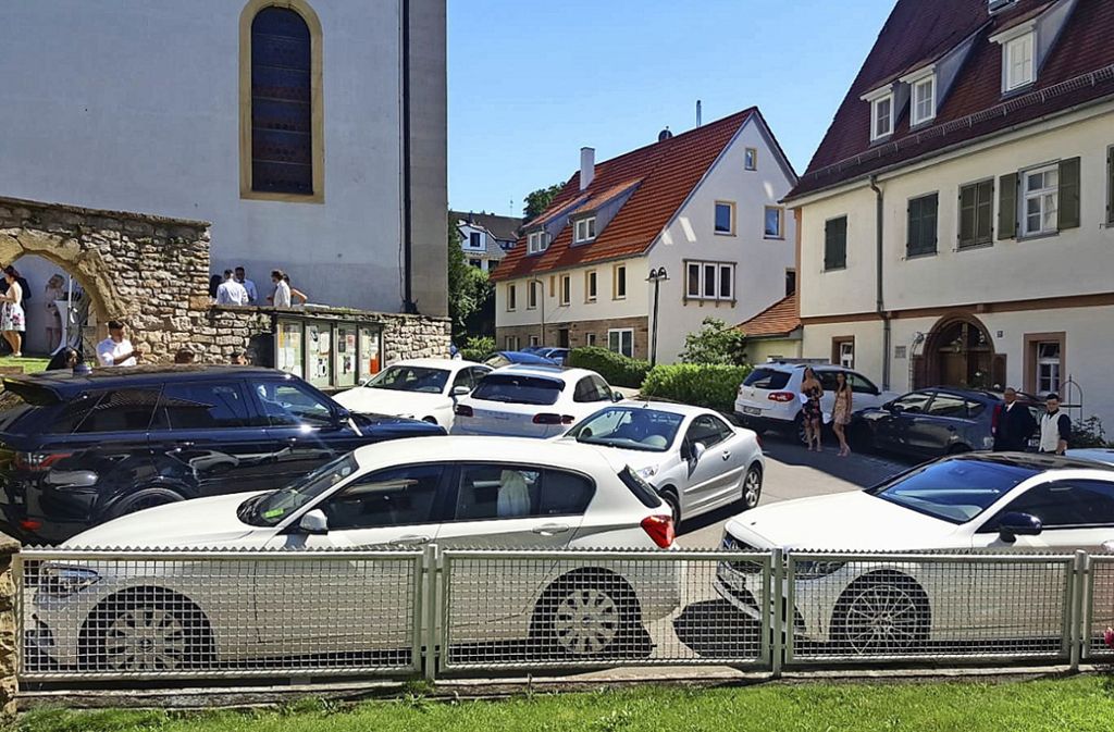 Am Wochenende wird öfter um die Kirche geparkt.