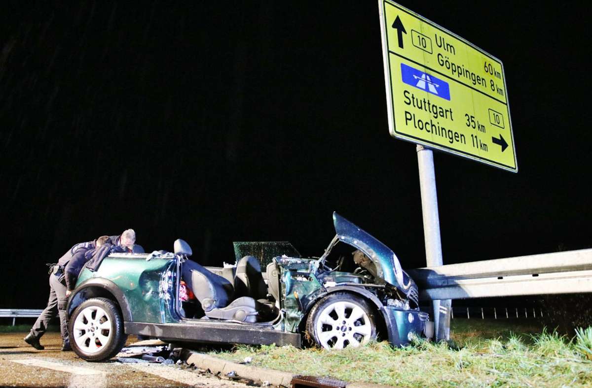 B10 bei Uhingen: Zwei Verletzte bei schwerem Unfall