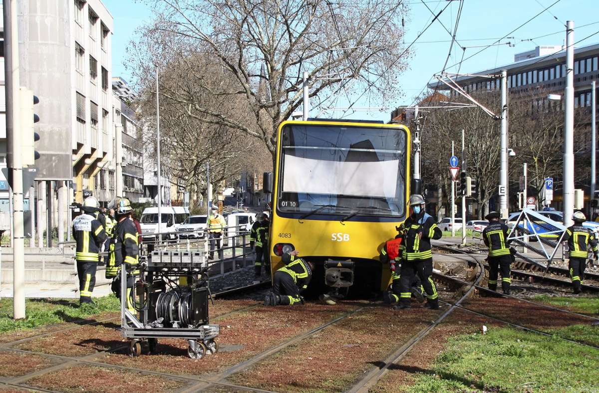 Bad Cannstatt: Stadtbahn am Wilhelmsplatz entgleist