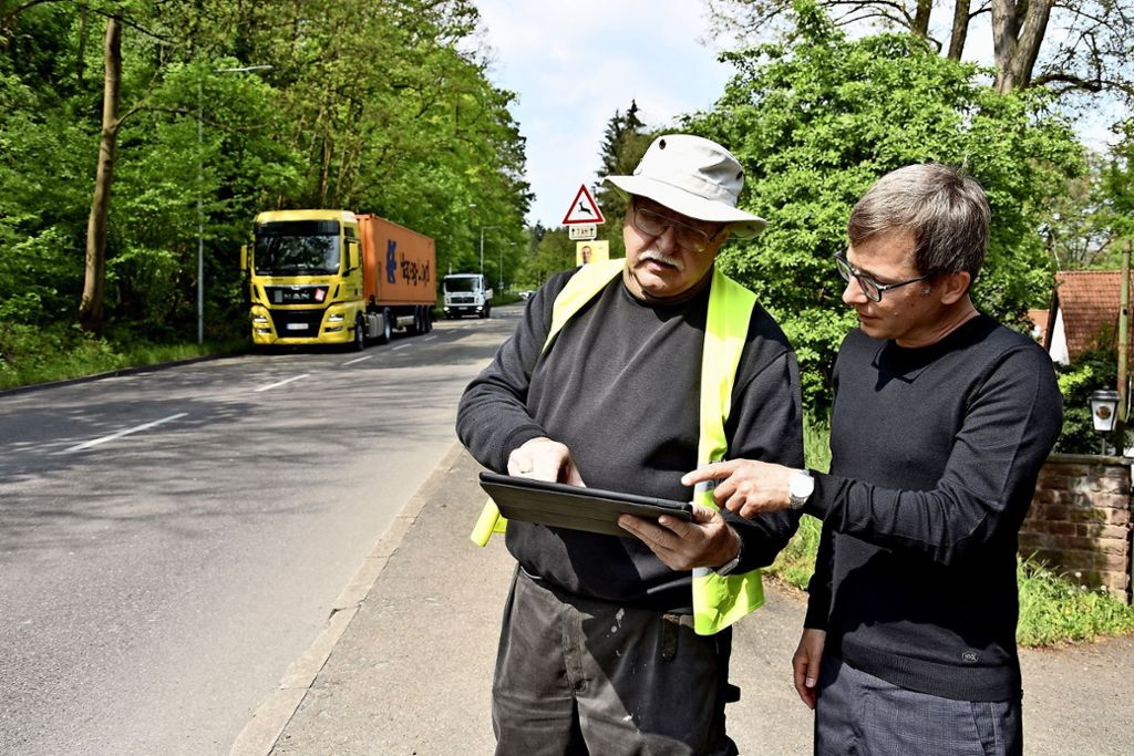 Paul Wurm macht aufs Durchfahrtsverbot aufmerksam: Kampf gegen Lkw-Verkehr in Hedelfingen