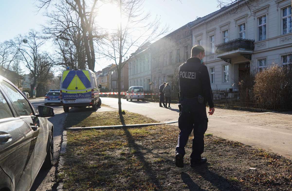Polizeieinsatz in Brandenburg: Mann greift Frau an und verletzt sich selbst mit Armbrust