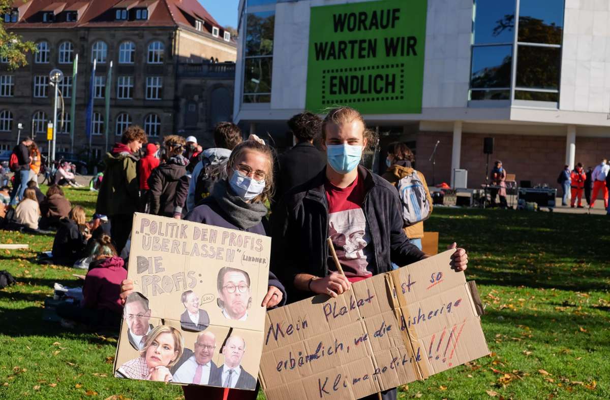 Demonstranten im Oberen Schlossgarten in Stuttgart
