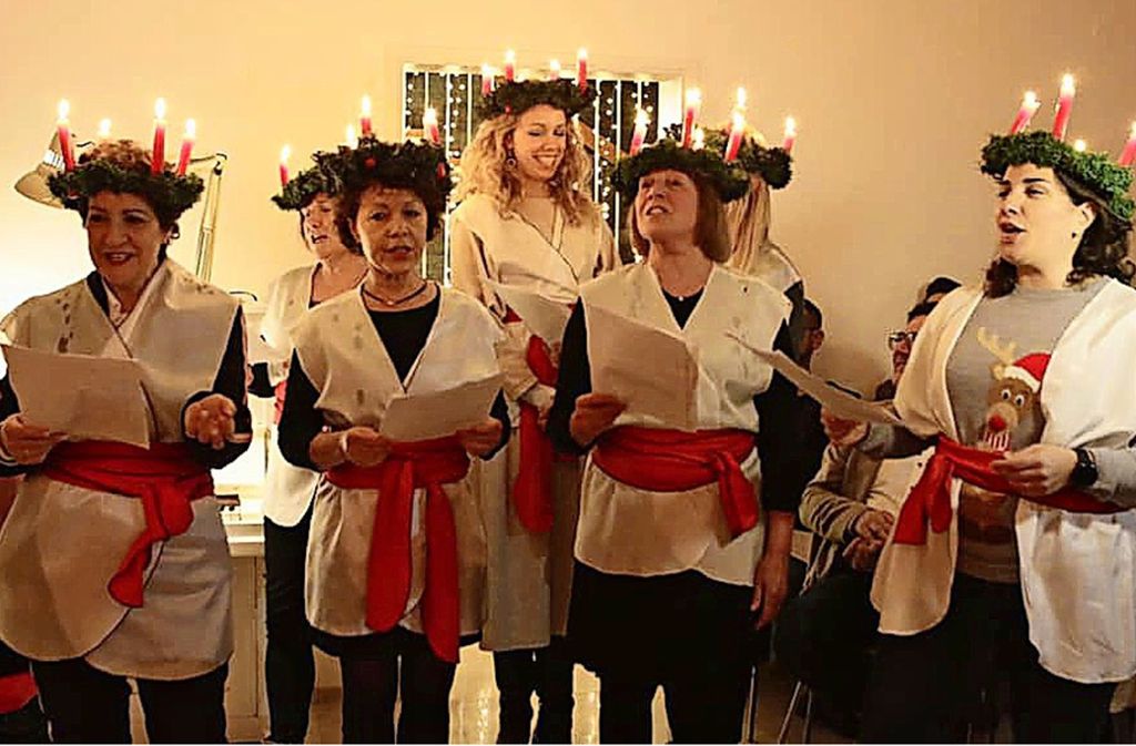 Stars der Staatsoper Stuttgart singen nach einer schwedischen Tradition  mit Modedesignerin Lissi Fritzenschaft (Zweite von rechts) „Santa Lucia“.t