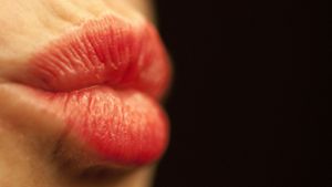 Frau beißt Mann beim Küssen die Lippe blutig