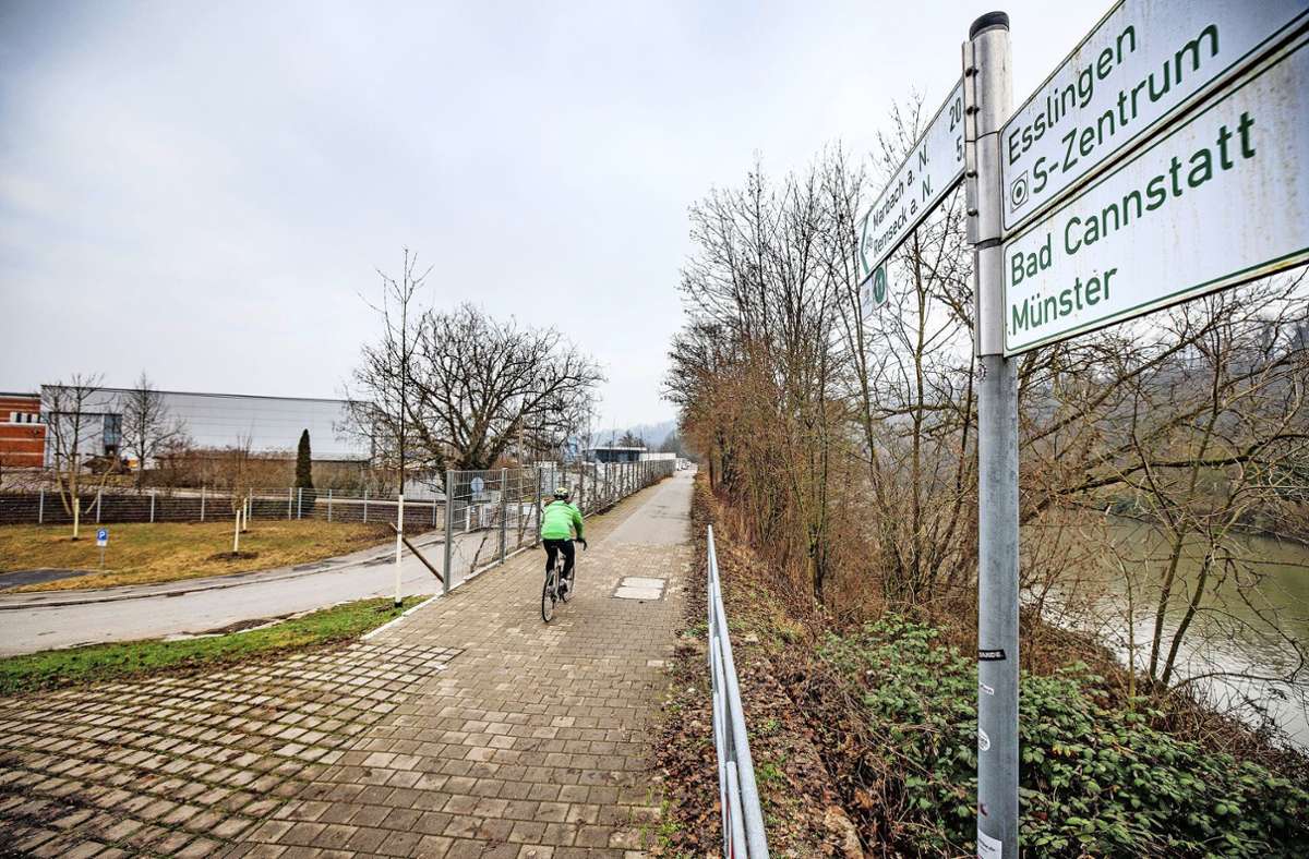 Der Radweg im Bereich des Neckardamms entlang des Hauptklärwerks  wird auf Mühlhausen Seite gesperrt Foto: SES/Michael Fuchs