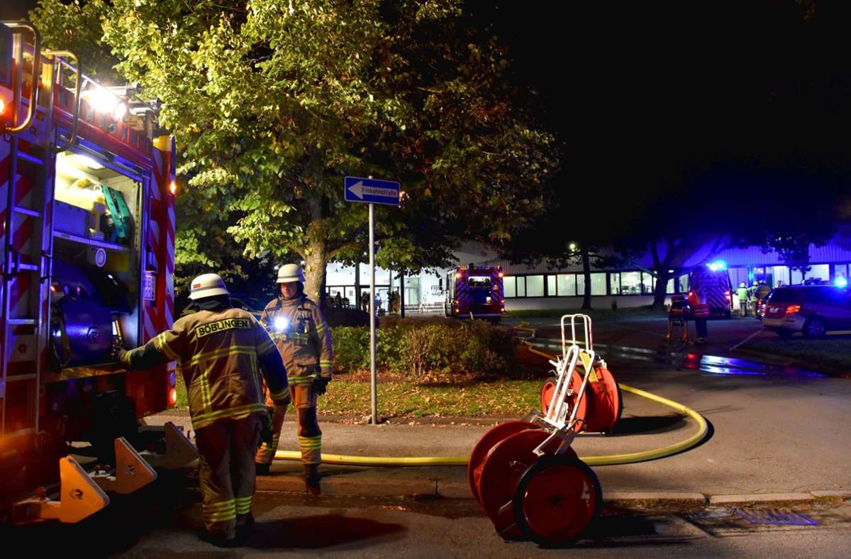 Die Feuerwehr musste am frühen Donnerstagmorgen zu einem Brand am Mercedes-Standort in Böblingen ausrücken. Foto: Feuerwehr Böblingen