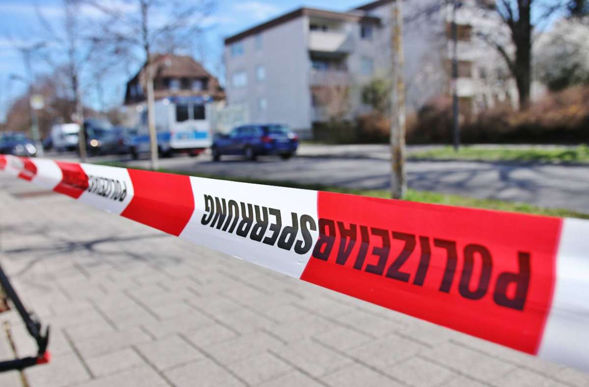 Bei der Durchsuchung im Reichsbürger-Milieu  in Reutlingen ist am Mittwochmorgen ein Polizist angeschossen worden.