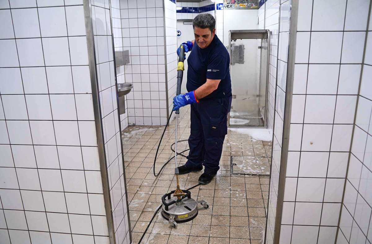Sanitärreiniger Teodoro Sirena sorgt seit 25 Jahren für saubere öffentliche Toiletten in der Landeshauptstadt. Foto: AWS (z)