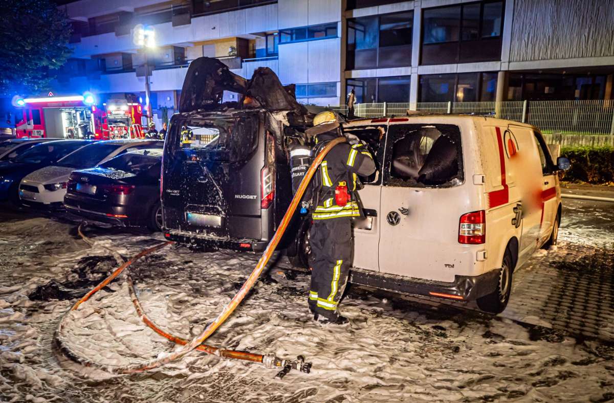 Gegen 23 Uhr melden Zeugen die brennenden Autos in Stuttgart-Freiberg.