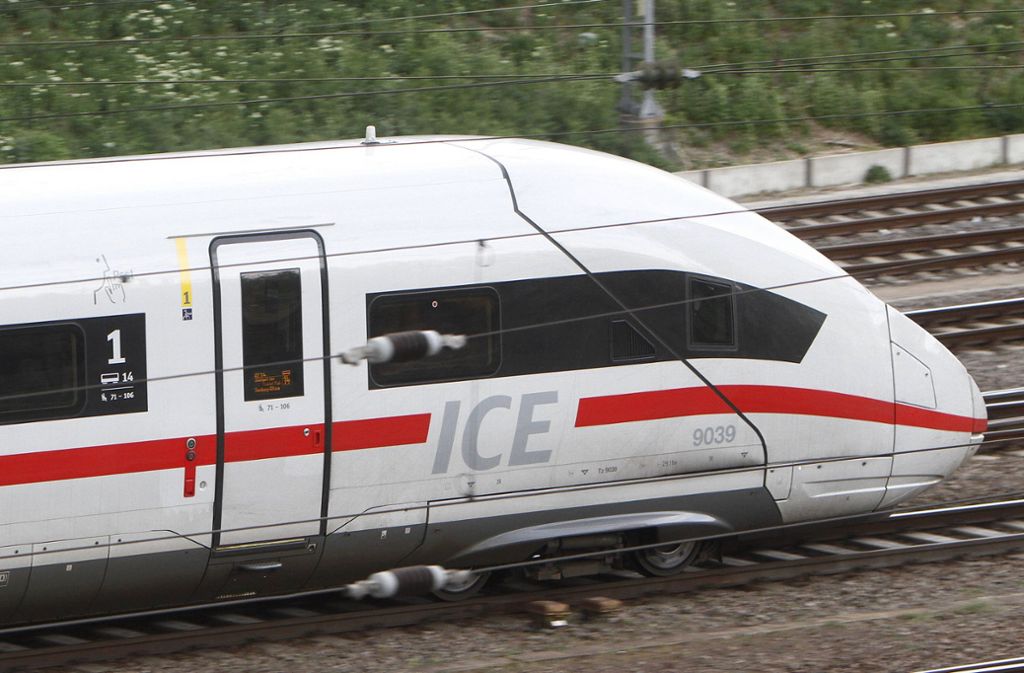 Hauptbahnhof Mannheim: Schwarzfahrer stößt Schaffner aus dem Zug
